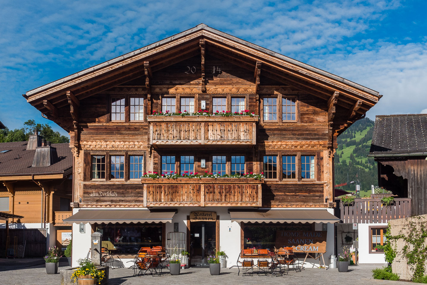 P1040245-Saanen-typical-Chalet.jpg