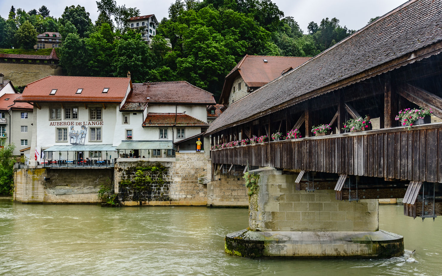 _D8C5576-Fribourg-Covered-wooden-bridge-over-the-Saane.jpg