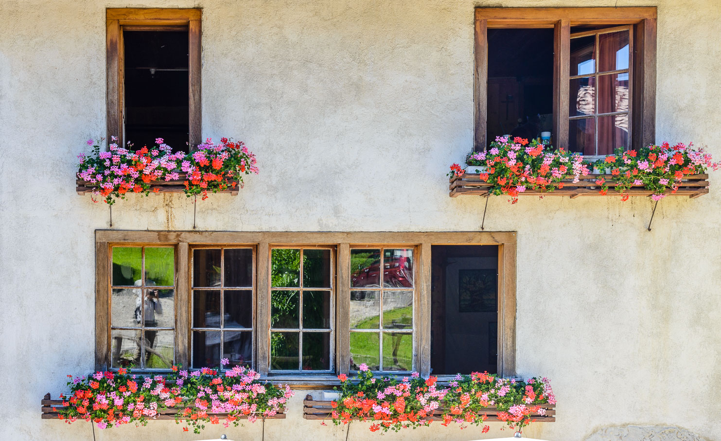 _D8C5846-Gruyeres-Windows-with-flowers.jpg
