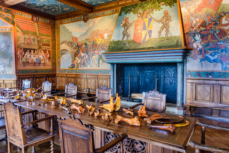 _D8C5790-Chateaux-Gruyeres-knights-room.jpg