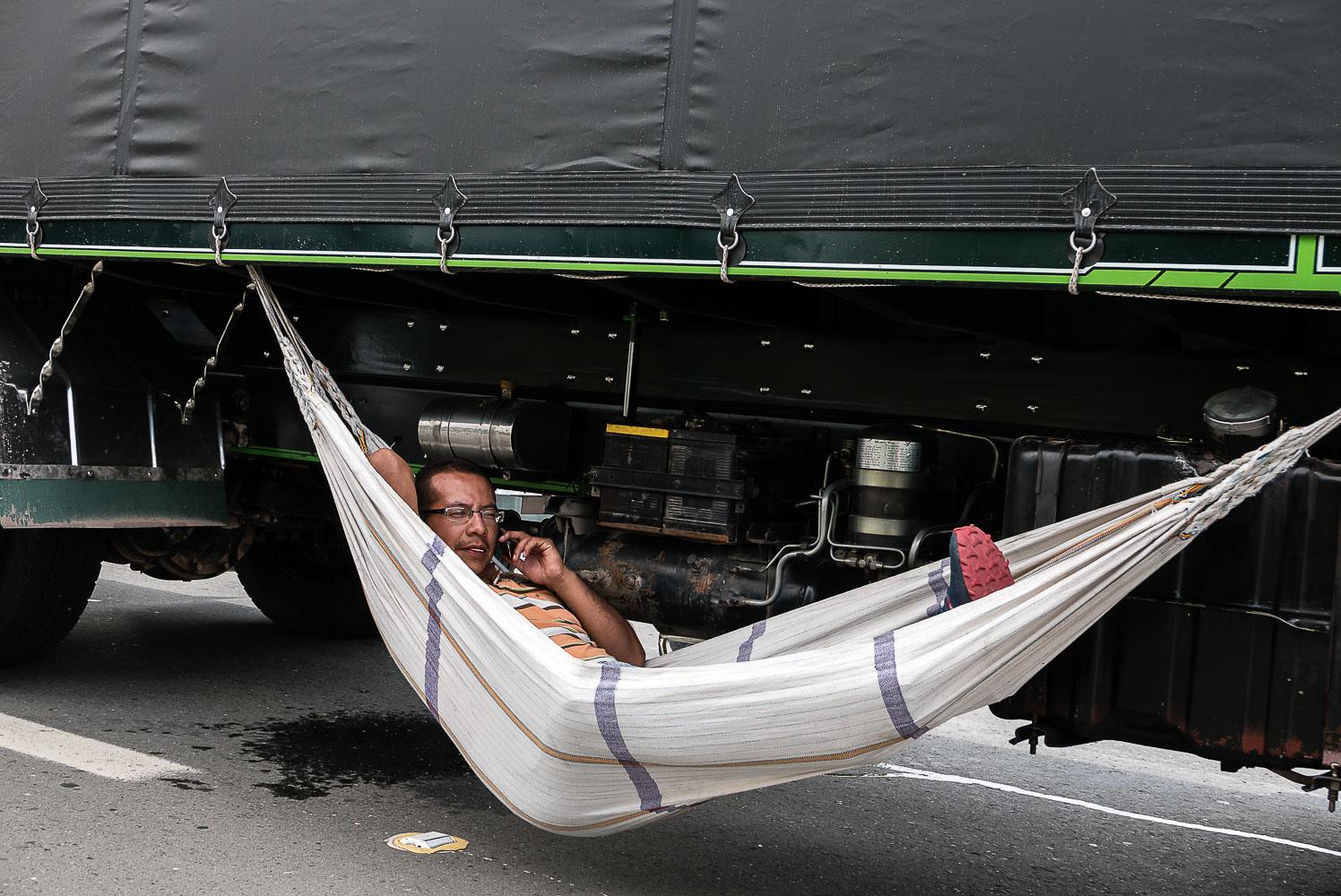 CO150657-2E-Near-Popayan-relaxing-in-a-traffic-jam.jpg