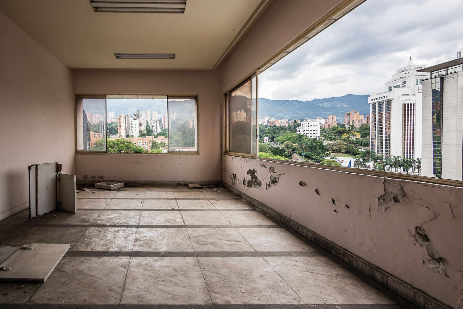 CO151219E-Medellin---the-Monaco-building-once-home-of-Pablo-Esobar.jpg