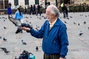 CO150116E-Bogota–feeding-pigeons-on-cathedral-square.jpg