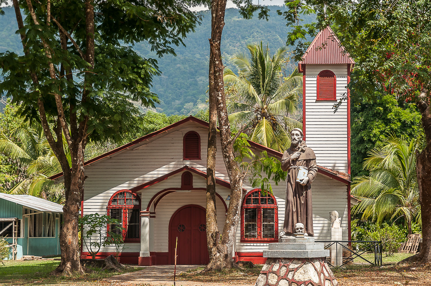 CR121108-Edit-Smal-church-in-Palmar-Sur.jpg