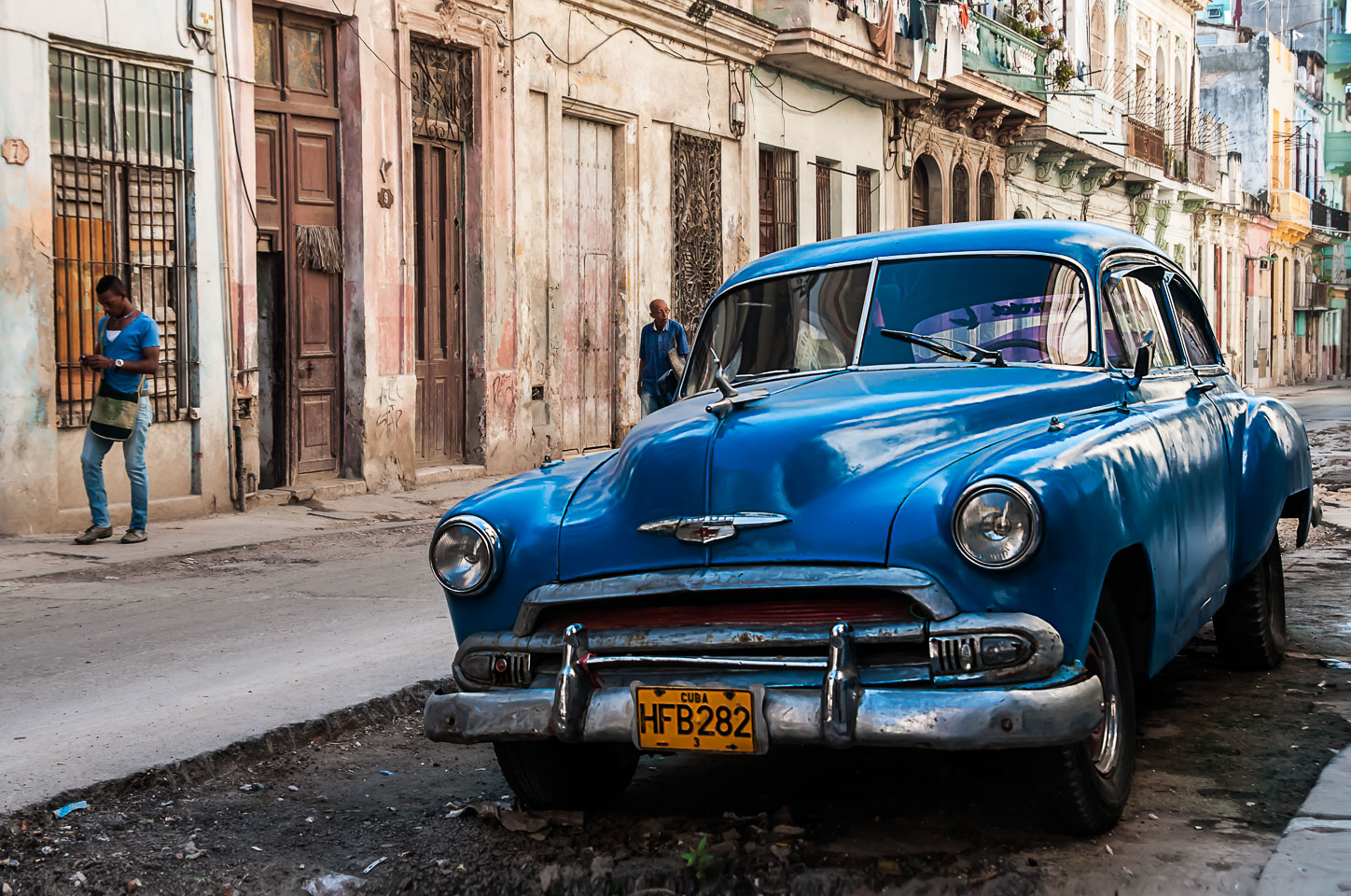 CU120042-EditE-Classic-car-in-Centro-Havana.jpg