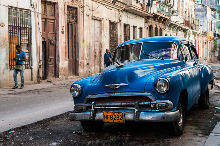 CU120042-EditE-Classic-car-in-Centro-Havana.jpg