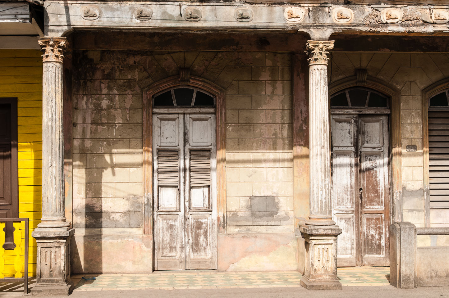 CU120951-A-rustic-house-in-Baracoa.jpg