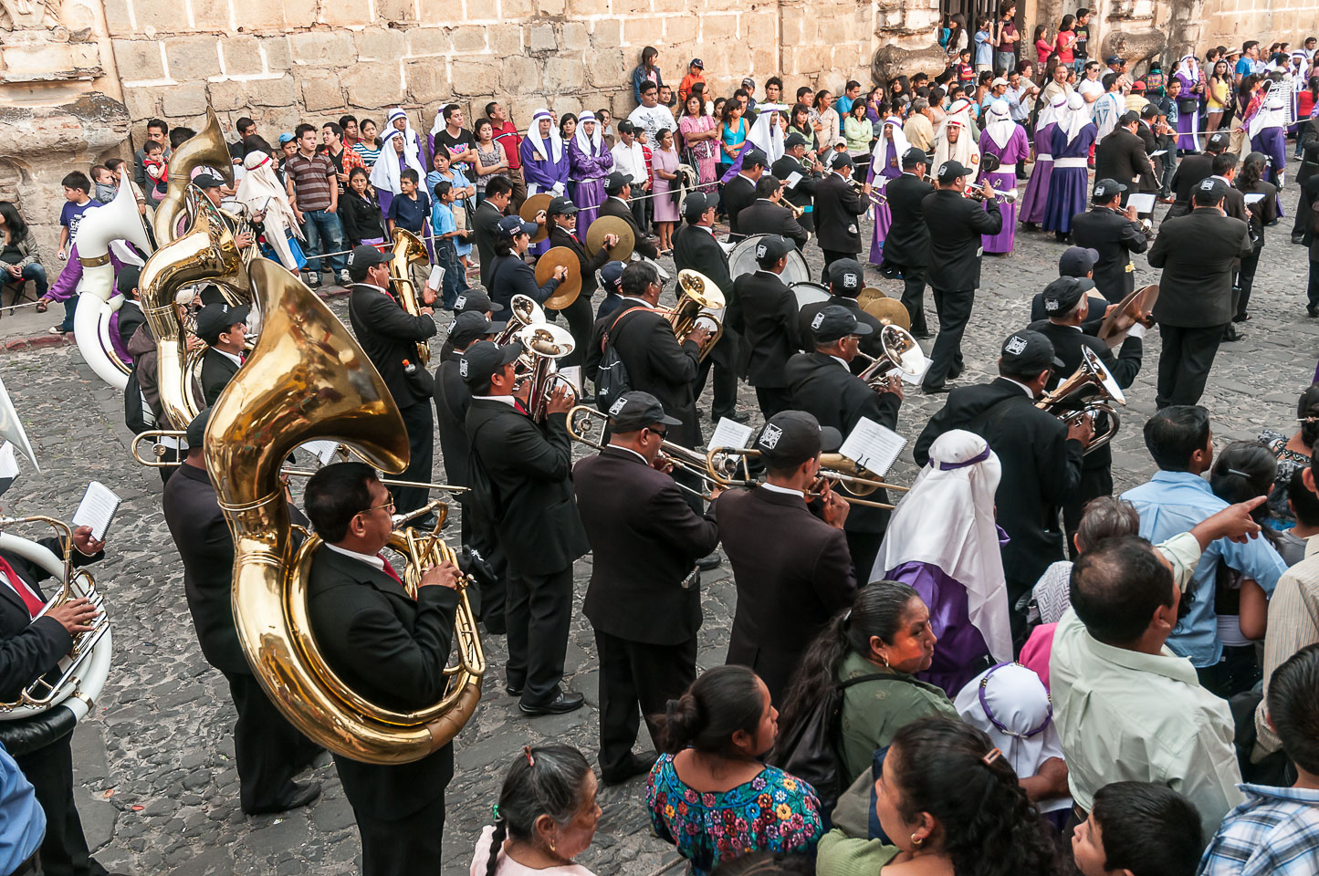 AN120250-Edit-Orchestra-behind-the-float.jpg