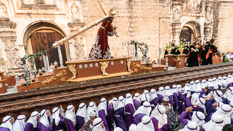 AN120244-Edit-Procession-in-front-of-the-Santa-Clara-convent.jpg