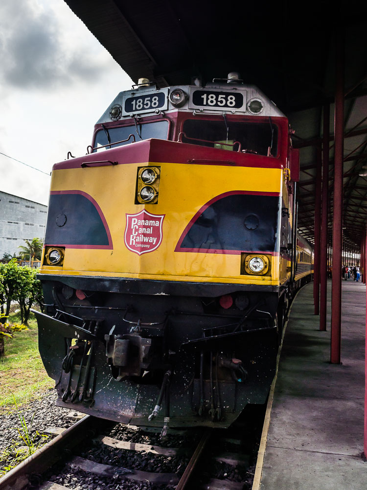 PA150466E-Panama-Canal-Railway--Locomotive.jpg