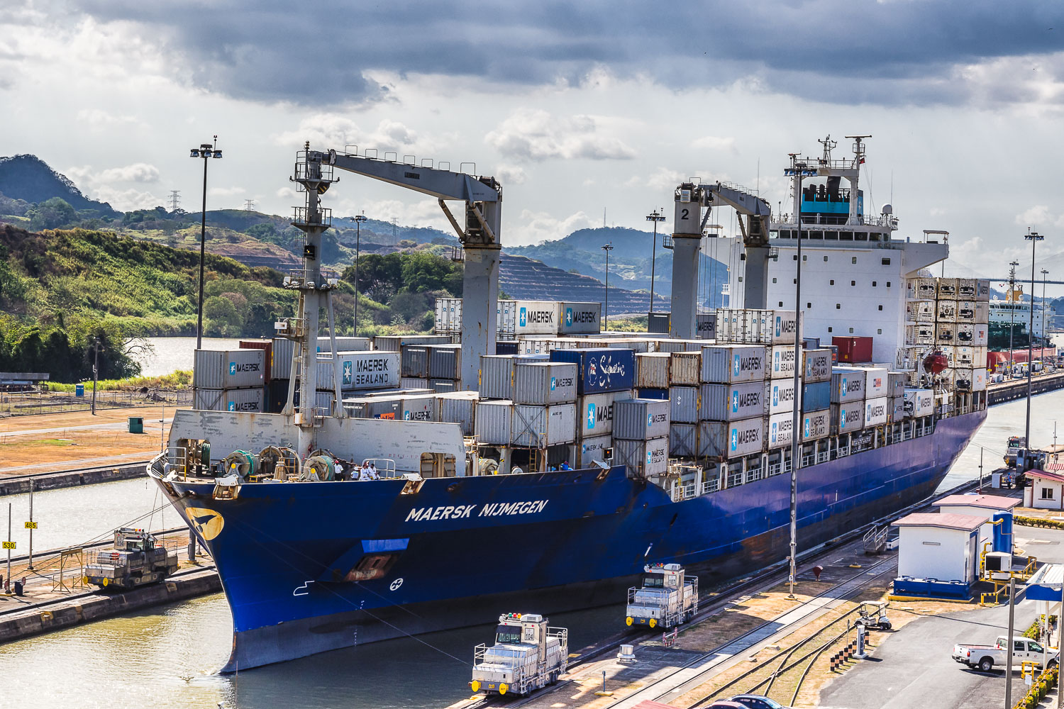 PA150664E-Panama-Canal-Ship-entering-the-Miraflores-locks.jpg