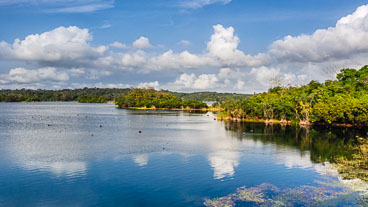 PA150451E-2-Lake-Gatun-viewed-from-the-train_v1.jpg