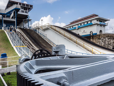 PA150478E-Panama-Canal-The-Gatun-locks-_v1.jpg