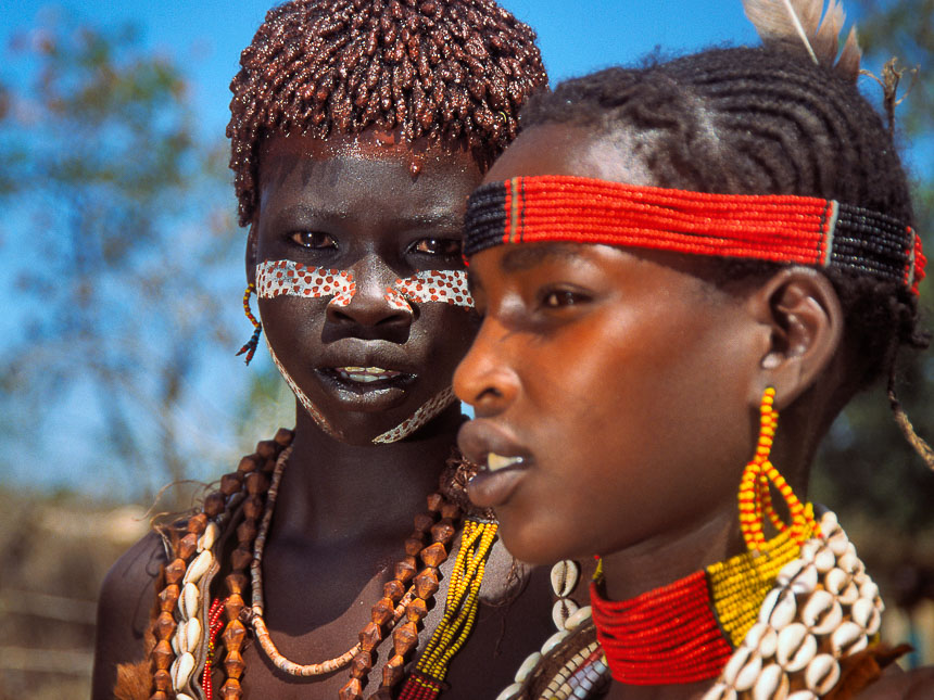 Hamer girls in Turmi, Ethiopie